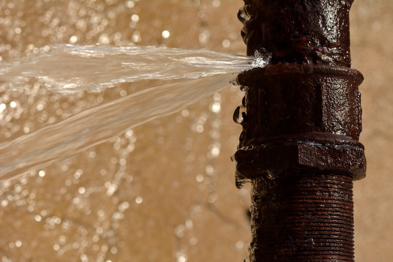 tuberia con fuga de agua